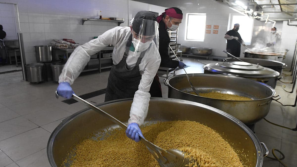 Ankara Büyükşehir Belediye Başkanı Mansur Yavaş, iyilik bulaşıcıdır anlayışla pandemi sürecinde vatandaşların ihtiyaçlarını karşılamaya yönelik hizmetlere devam ediyor.