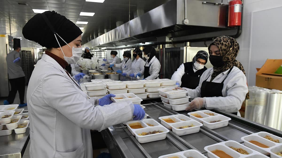 Ankara Büyükşehir Belediye Başkanı Mansur Yavaş, iyilik bulaşıcıdır anlayışla pandemi sürecinde vatandaşların ihtiyaçlarını karşılamaya yönelik hizmetlere devam ediyor.