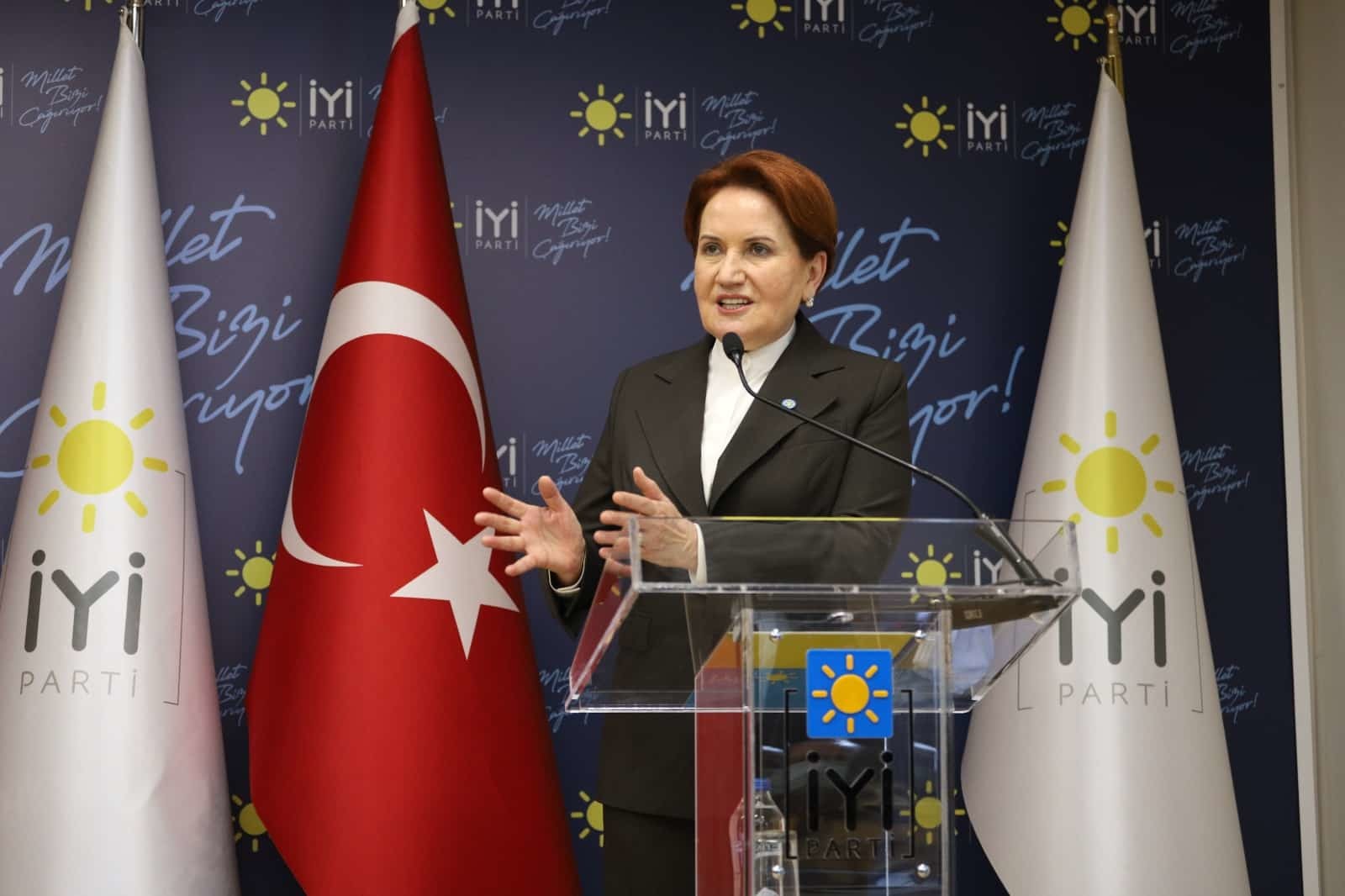 Akşener, erken seçim istediklerini belirterek, "Biz seçim istiyoruz. Türkiye bu halde gidemez. Liyakat, şeffaflık yok" dedi.