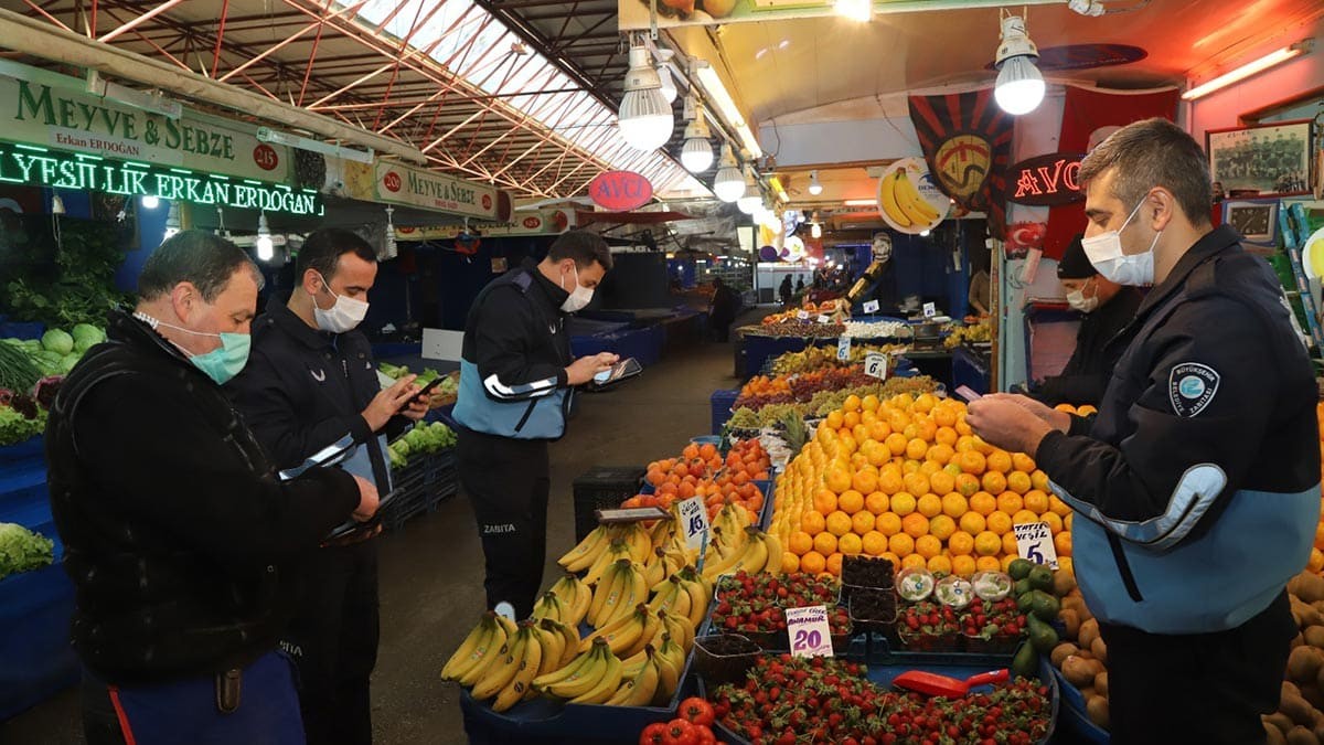 Büyükşehir Belediyesi Zabıta Dairesine bağlı ekipler, pazar alanlarında esnafı ve vatandaşları maske takmaları konusunda uyarırken, ateş ölçümü ve Hes Kodu sorgulaması da gerçekleştirdi.
