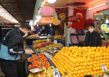 Büyükşehir Belediyesi Zabıta Dairesine bağlı ekipler, pazar alanlarında esnafı ve vatandaşları maske takmaları konusunda uyarırken, ateş ölçümü ve Hes Kodu sorgulaması da gerçekleştirdi.