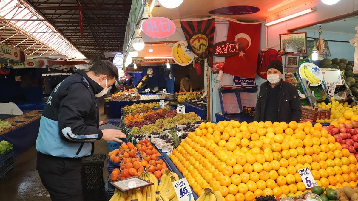 Büyükşehir Belediyesi Zabıta Dairesine bağlı ekipler, pazar alanlarında esnafı ve vatandaşları maske takmaları konusunda uyarırken, ateş ölçümü ve Hes Kodu sorgulaması da gerçekleştirdi.