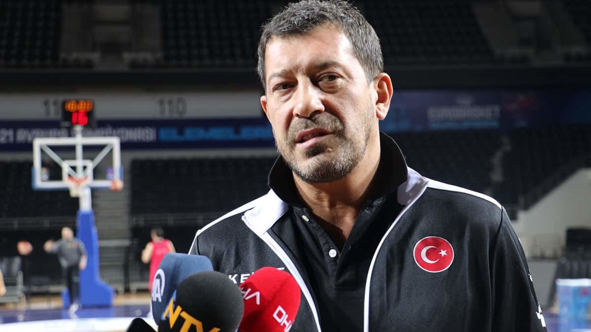 A Milli Basketbol Takımı'nda başantrenör Ufuk Sarıca ile yollar ayrıldı.