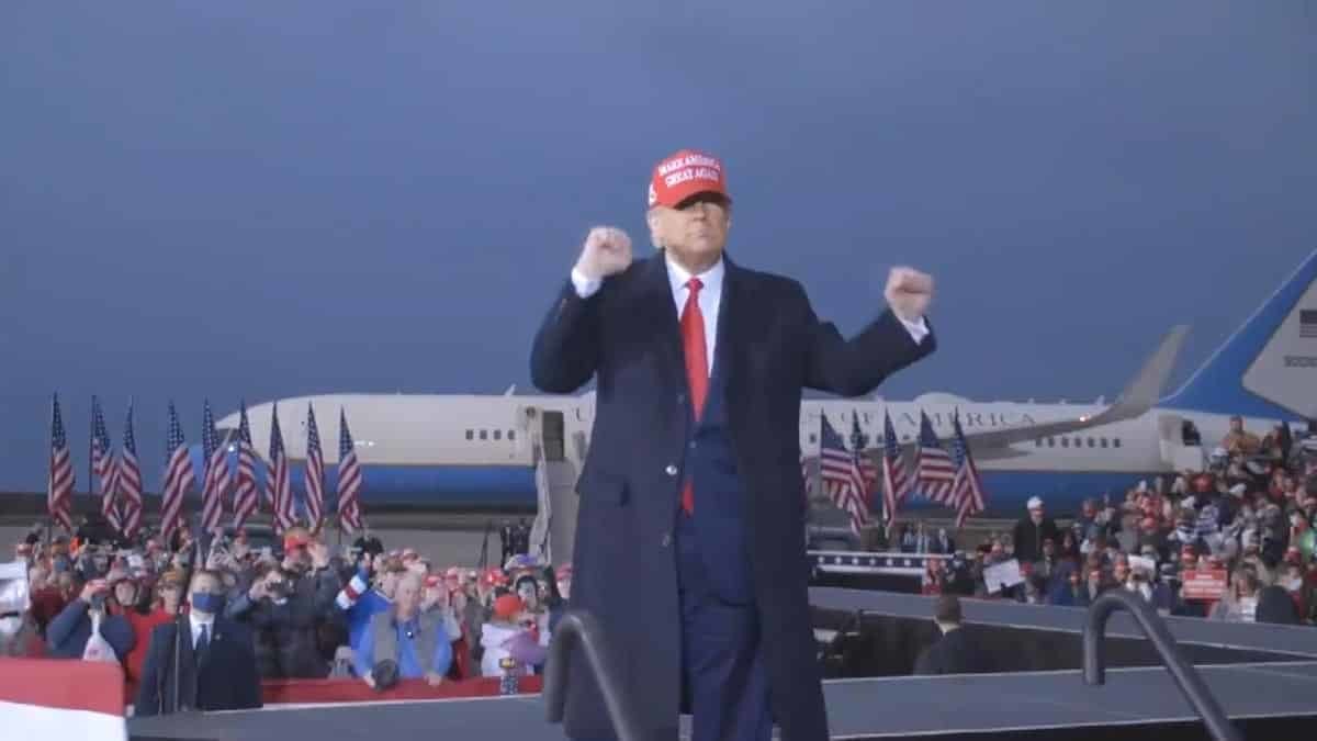 Trump'ın seçim mitingindeki ilginç anlar izlenme rekorları kırdı.