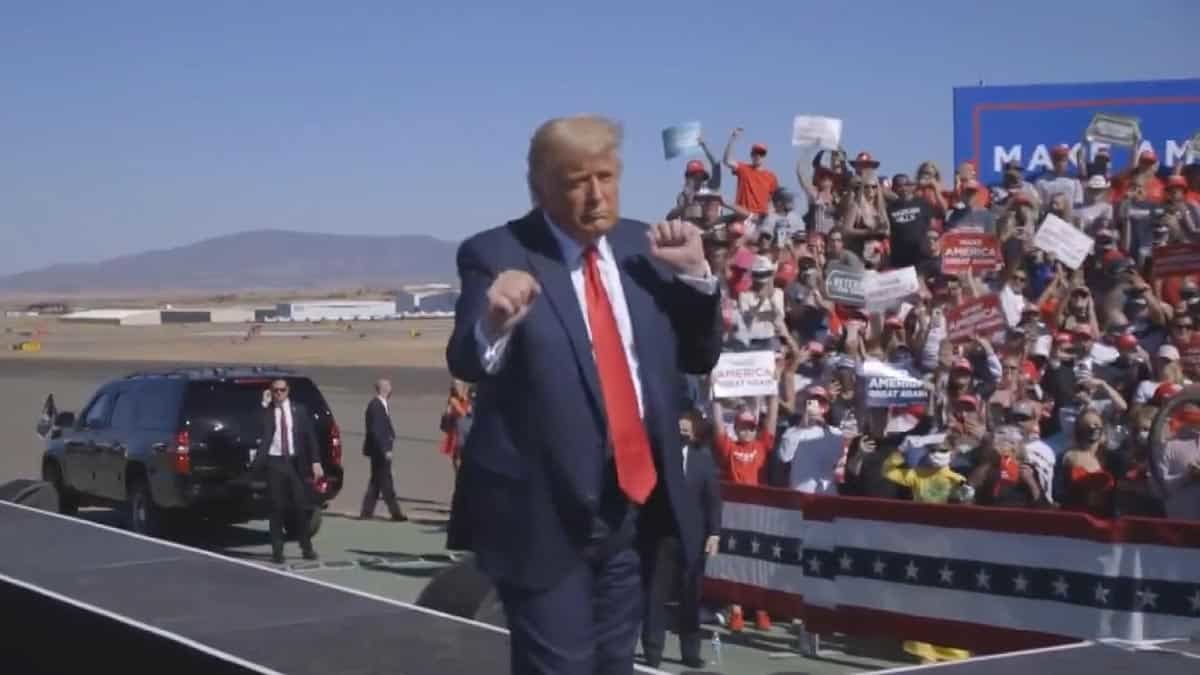 Amerika Birleşik Devletleri (ABD) Başkanlık seçimi için geri sayım başladı. ABD Başkanı Trump, seçim meydanlarındaki ilginç anları paylaşayarak, son kez oy istedi.