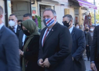ABD Dışişleri Bakanı Mike Pompeo, eşi Susan Pompeo ile Fatih'te bulunan Rüstem Paşa Camii'ni ziyaret ediyor. Pompeo'ya eşlik eden Susan Pompeo camiye yeşil başörtüsü ile girdi.