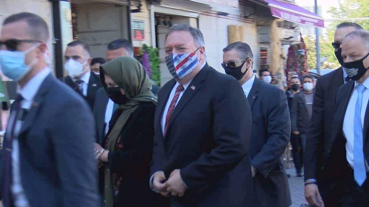 ABD Dışişleri Bakanı Mike Pompeo, eşi Susan Pompeo ile Fatih'te bulunan Rüstem Paşa Camii'ni ziyaret ediyor. Pompeo'ya eşlik eden Susan Pompeo camiye yeşil başörtüsü ile girdi.