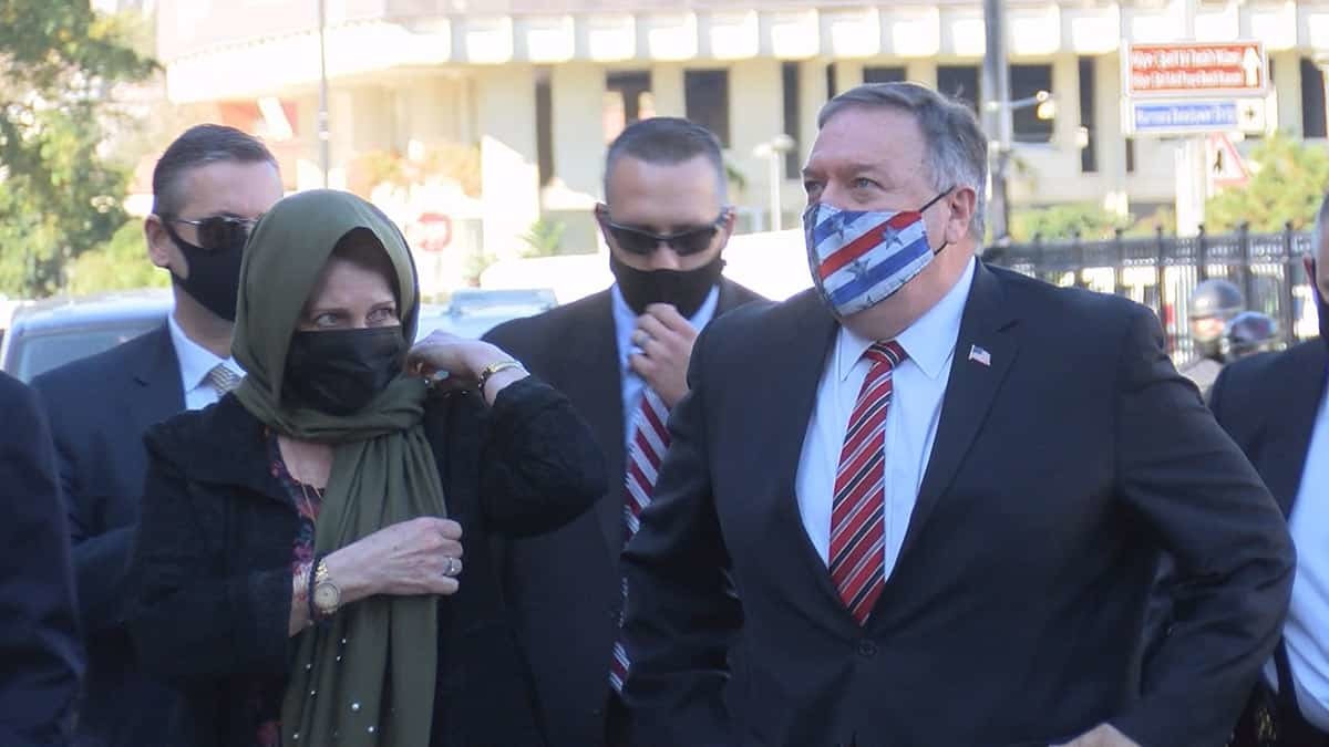 Susan Pompeo camiye yeşil başörtüsü ile girdi.
