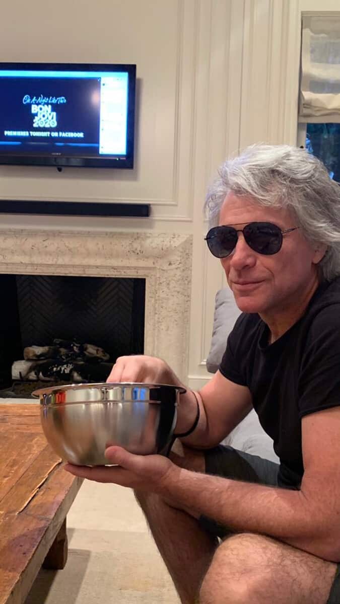 İkilinin televizyon suncusu Jon Stewart ile birlikte poz verdiği maskeli fotoğraflar New Jersey'deki reklam yerlerine asıldı.