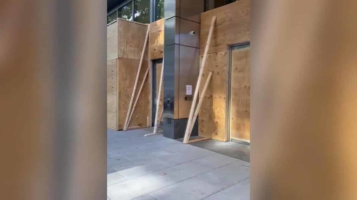 Mağazalar yağmalanmaya karşı önlem aldı