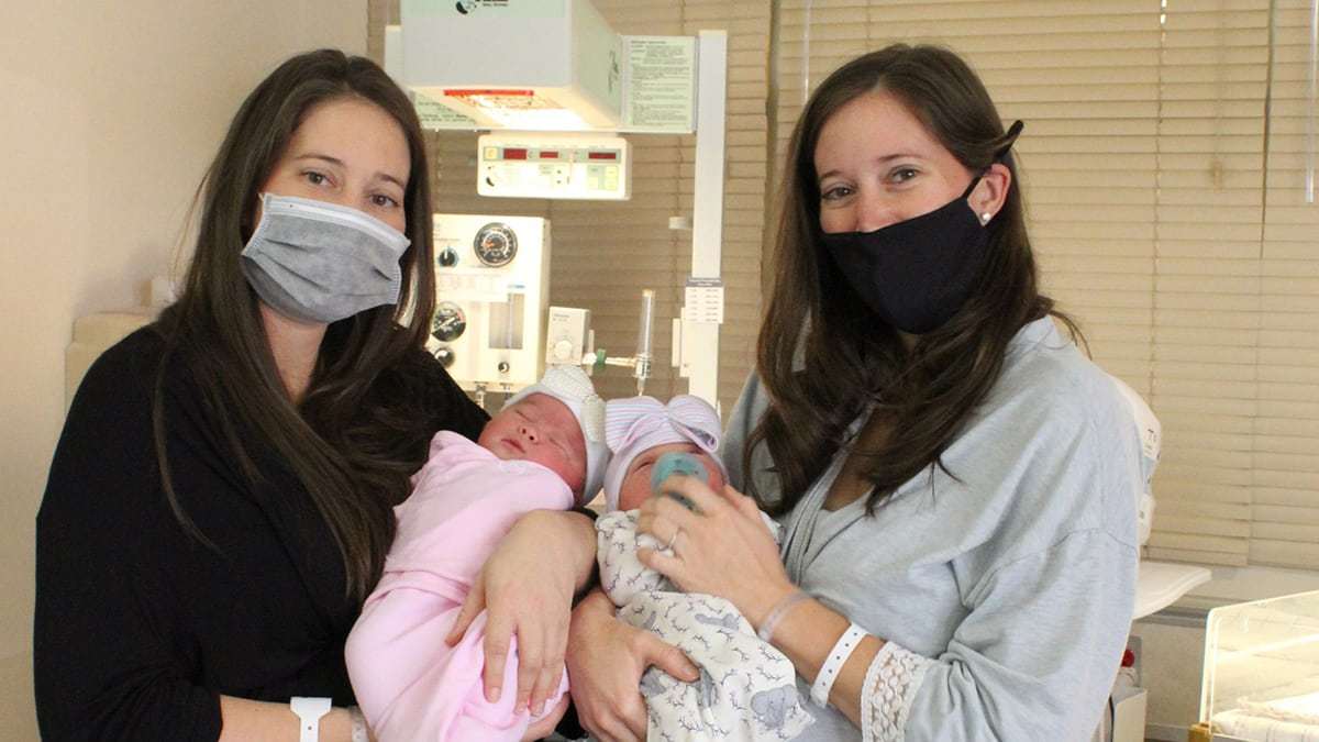 İkiz kardeşler aynı gün doğum yaptı