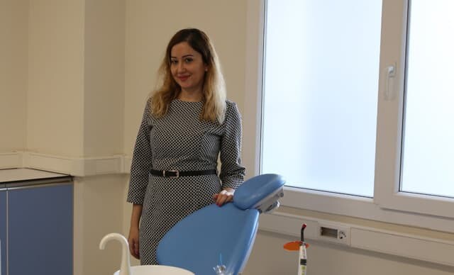 Doğan, “Acil olmayan tedaviler ertelenebilir. Diş hekimleri enfeksiyonlarla birinci derecede karşı karşıya gelen meslek gruplarının başında yer almaktadır".