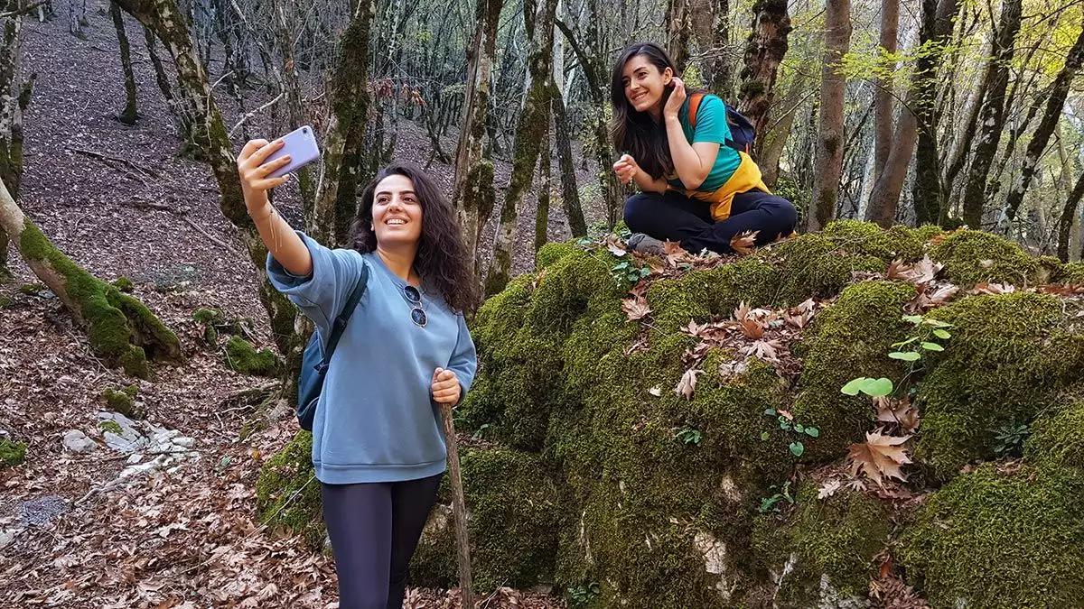 Adana'nın kozan ilçesinde doğa ve fotoğraf tutkunları, menge kayın ormanları'nda 'sonbahar anlatılmaz yaşanır' etkinliği ile doğa yürüyüşü düzenledi.