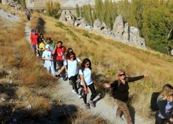Egzotik bir yapıya sahip, yer yer bir metreye kadar daralan Avla Kanyonu'nda 12 kilometre yürüyen doğa tutkunları, bölgenin tarihi ve doğal güzelliklerini keşfetti.