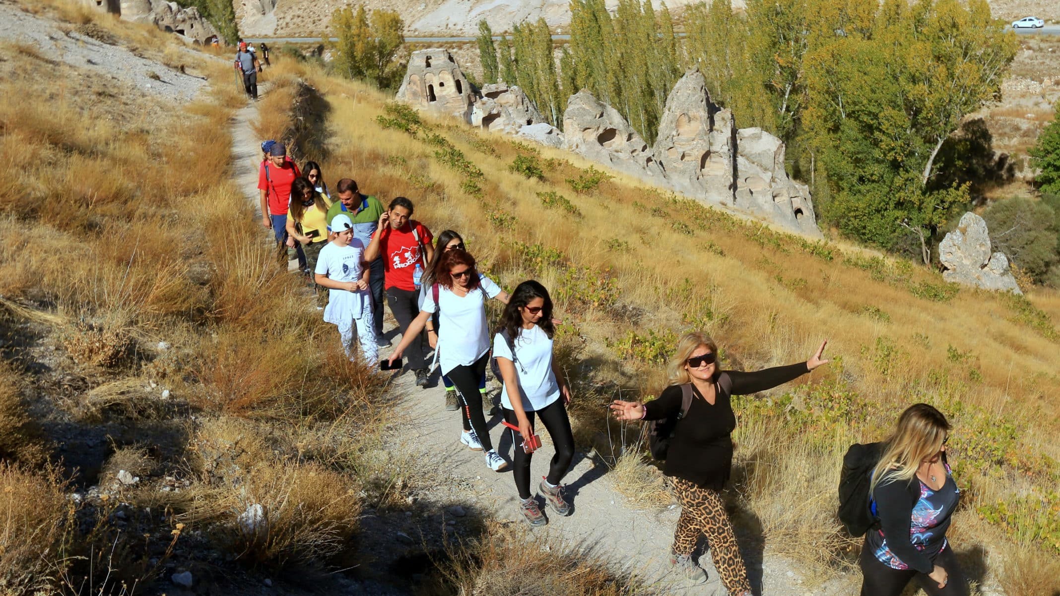 Egzotik bir yapıya sahip, yer yer bir metreye kadar daralan Avla Kanyonu'nda 12 kilometre yürüyen doğa tutkunları, bölgenin tarihi ve doğal güzelliklerini keşfetti.
