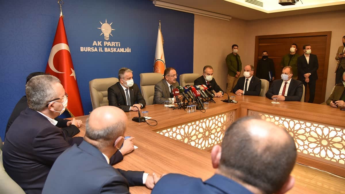 AK Parti'de adaylık işleri istişare ile olur. Bizler bir araya geliriz ve herkes ne düşünüyorsa onu söyler. Bu işlerde sıfat önemli değil. Biz dava partisiyiz