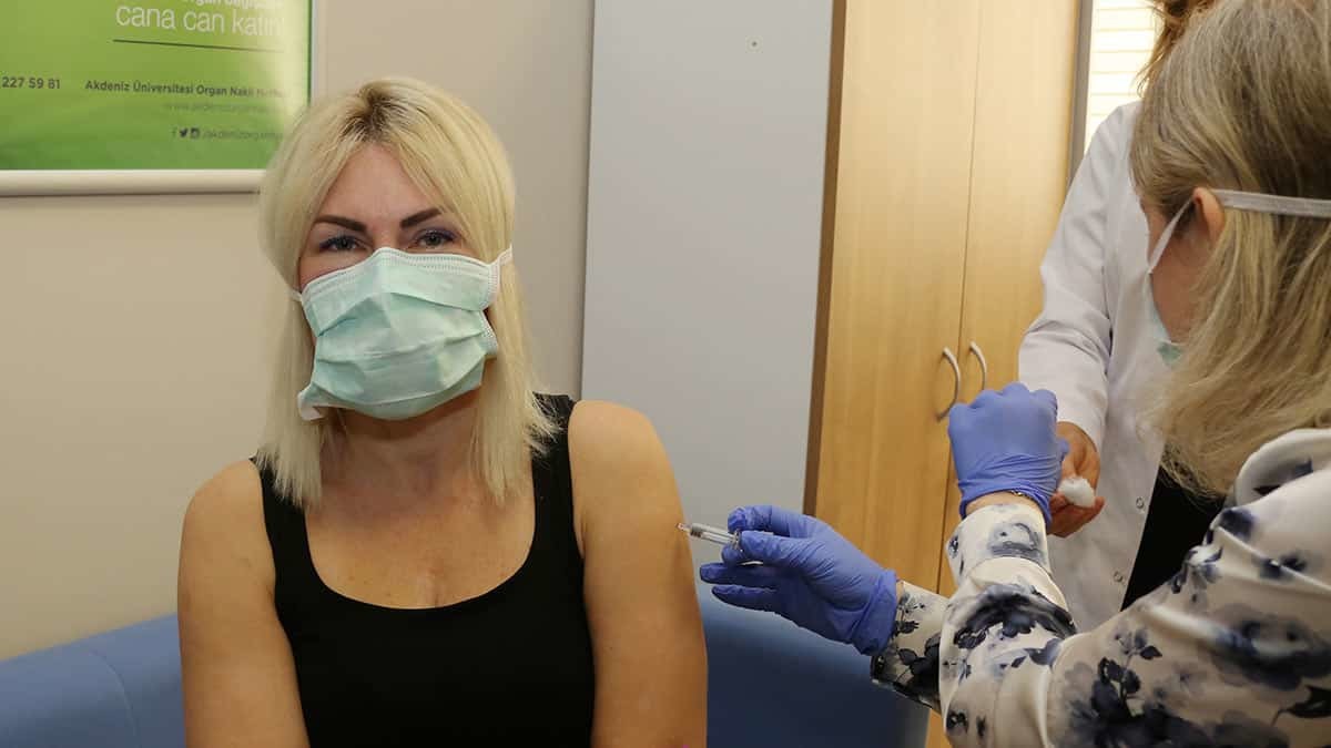 İlk aşı uygulaması Özlenen Özkan'a