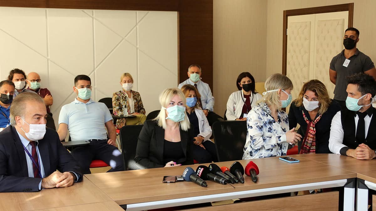 Koronavirüs yönelik Çin'e ait inaktif aşının Faz 3 çalışmalarına, Akdeniz Üniversitesi Hastanesi'nde başlandı. İlk aşı uygulaması, Akdeniz Üniversitesi Rektörü Prof. Dr. Özlenen Özkan'a yapıldı.