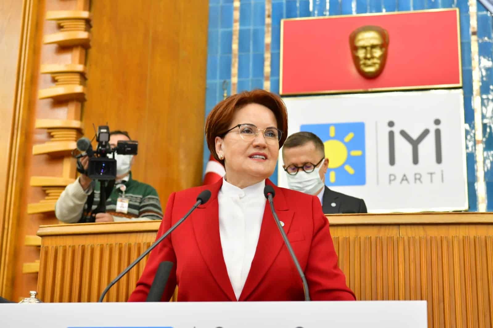 İYİ Parti Genel Başkanı Meral Akşener, "Hiç vakit kaybetmeden 14 günlük, kesintisiz sokağa çıkma kısıtlaması ilan edin" dedi.