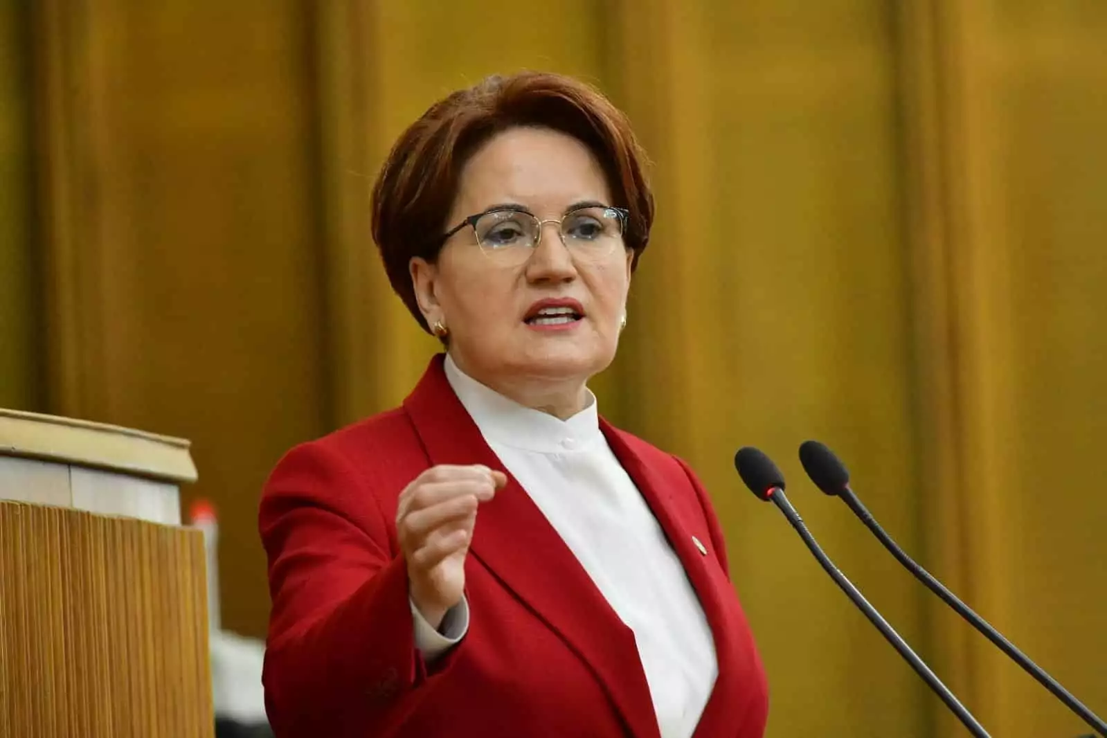 İyi̇ parti genel başkanı meral akşener, "hiç vakit kaybetmeden 14 günlük, kesintisiz sokağa çıkma kısıtlaması ilan edin" dedi.