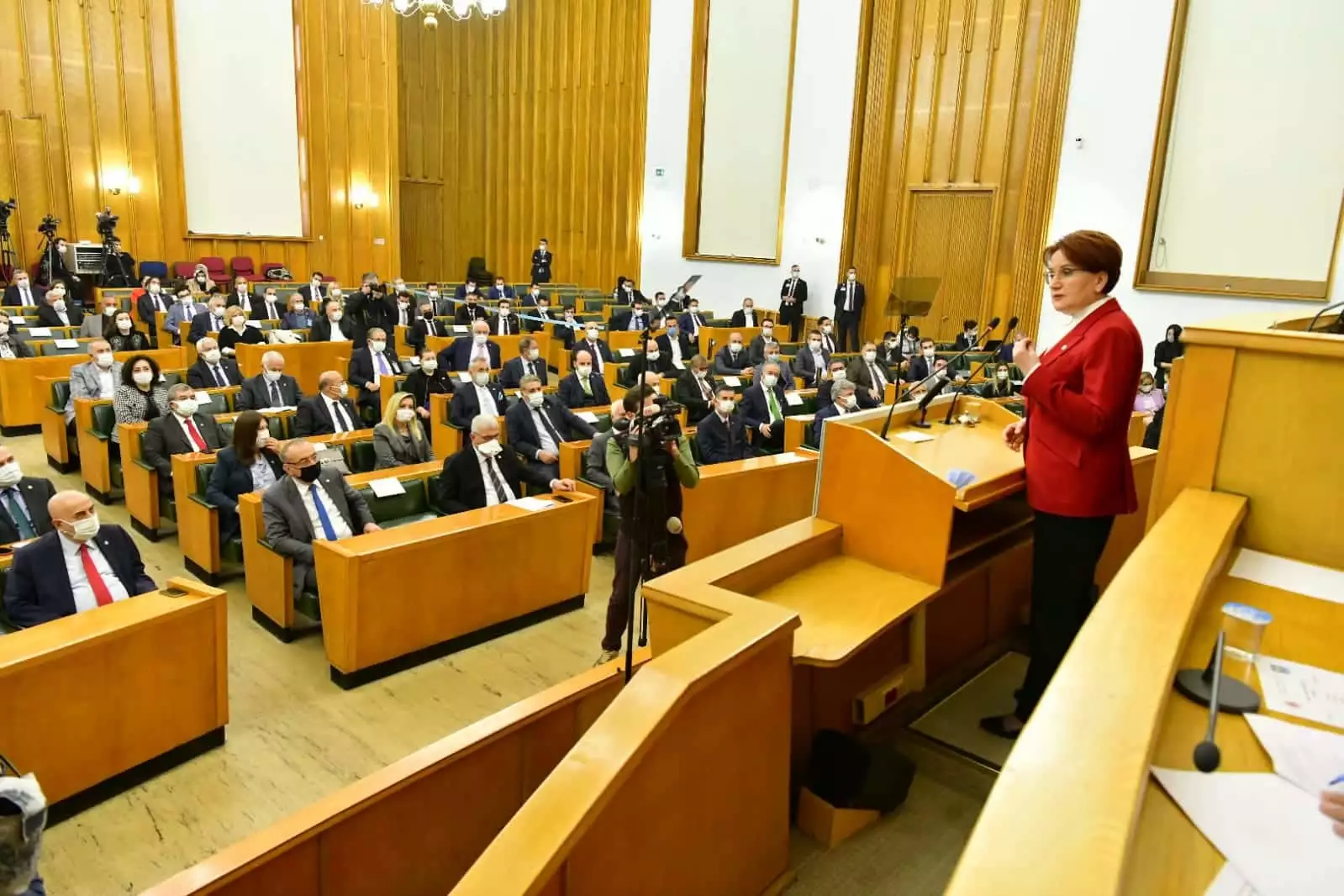 14 günlük, kesintisiz sokağa çıkma kısıtlaması ilan edin