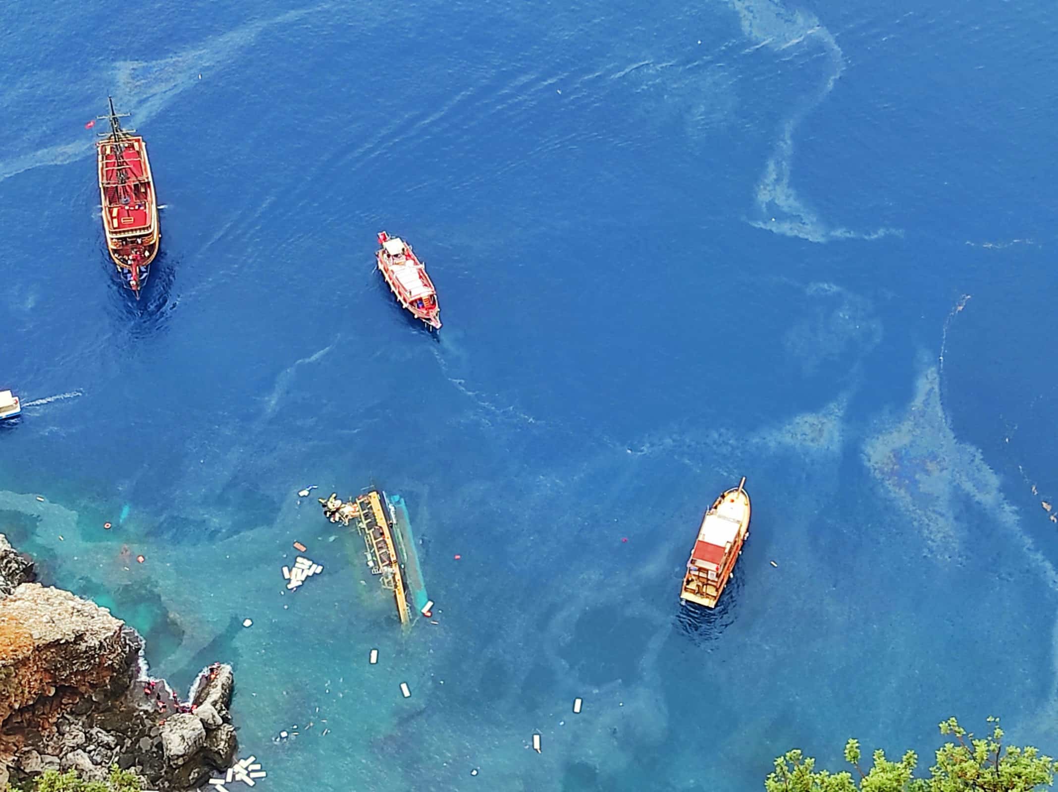 Alanya'da gezinti teknesi battı