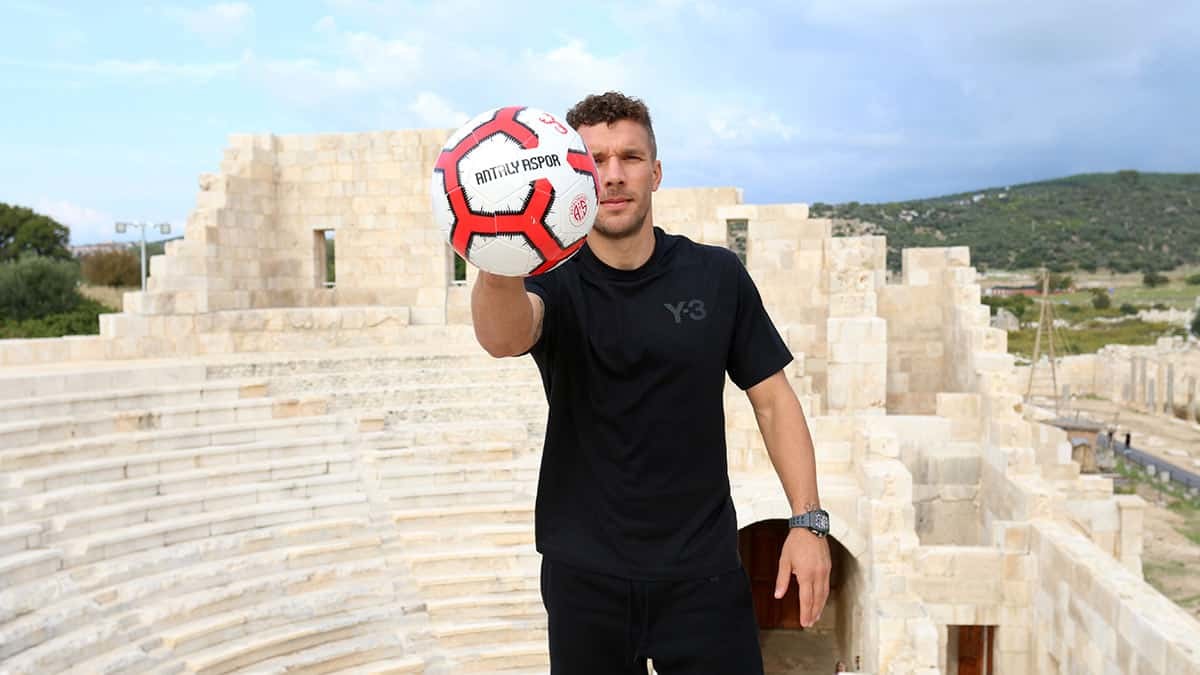 Kırmızı beyazlı takımın yıldız futbolcusu Lukas Podolski Türkiye'nin tanıtımı için kolları sıvadı.