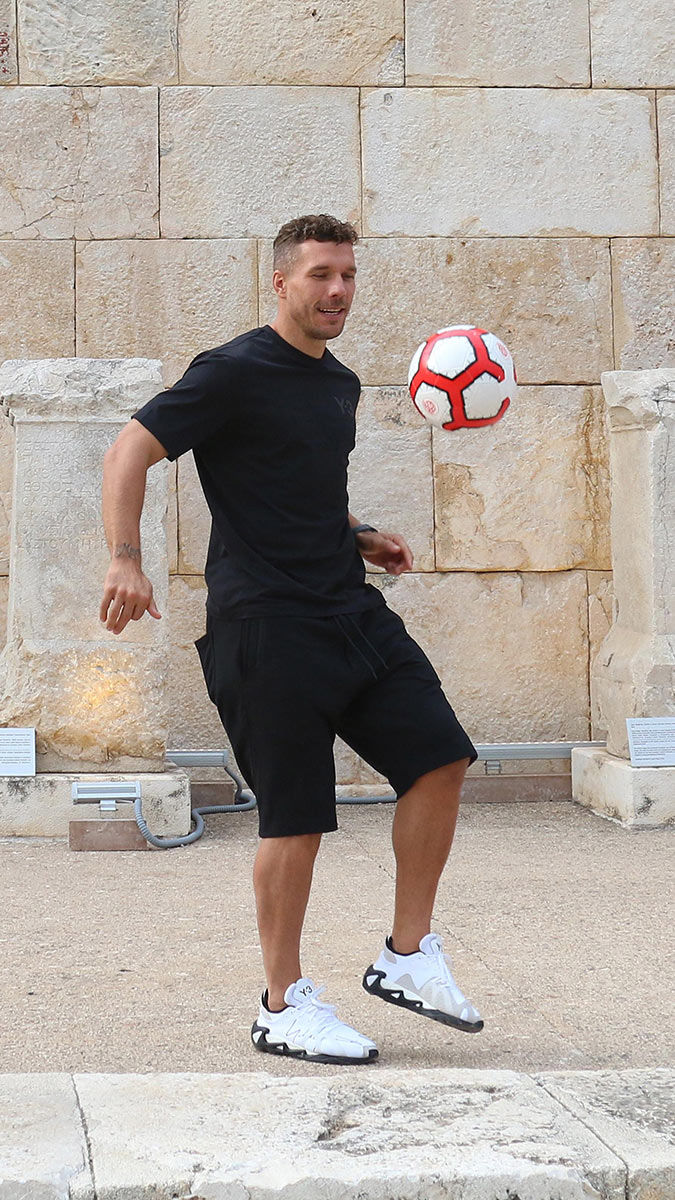 Podolski Türkiye'nin tanıtımı için kolları sıvadı