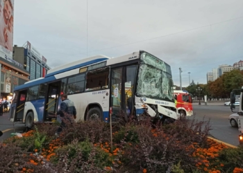 Ankara Kızılay'da, iki otobüs çarpıştı özel halk otobüsü kavşakta Ankara Büyükşehir Belediyesi'ne ait EGO otobüsüne çarptı, kazada 17 kişi yaralandı.