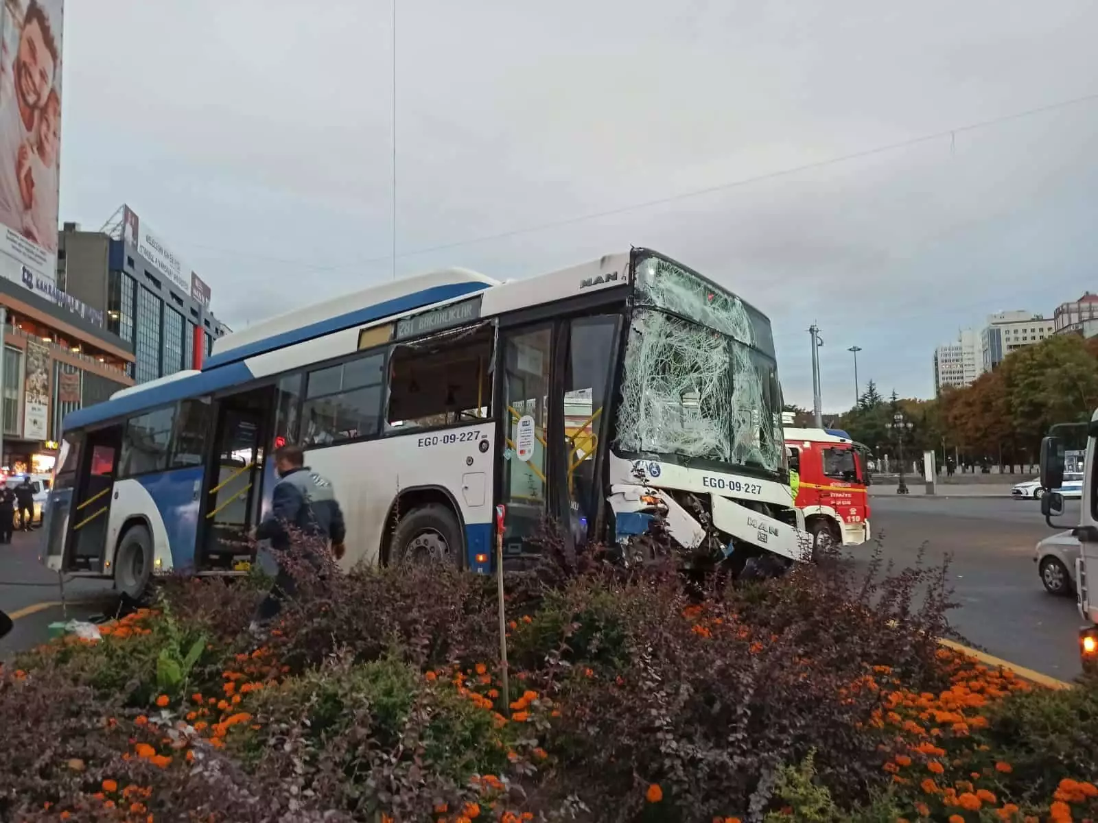 Ankara kızılay'da, iki otobüs çarpıştı özel halk otobüsü kavşakta ankara büyükşehir belediyesi'ne ait ego otobüsüne çarptı, kazada 17 kişi yaralandı.