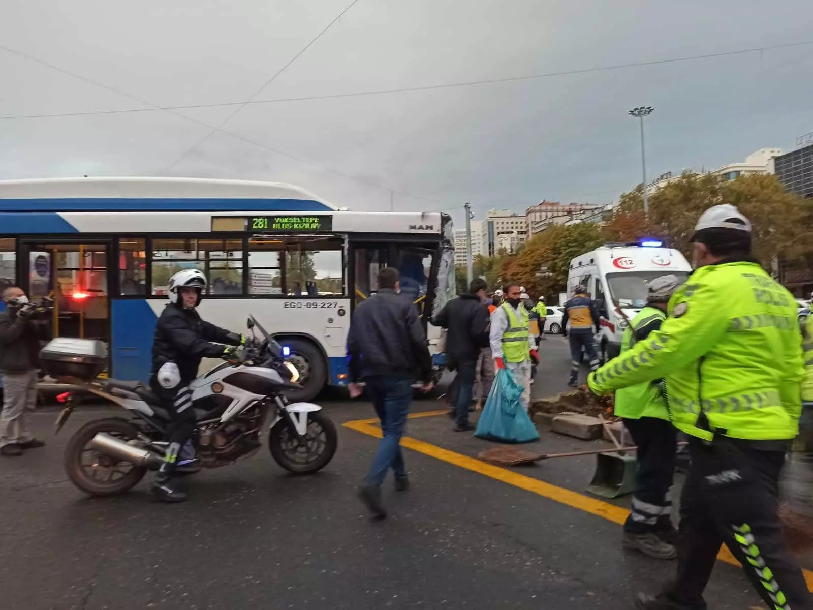 Ankara kızılay'da, iki otobüs çarpıştı özel halk otobüsü kavşakta ankara büyükşehir belediyesi'ne ait ego otobüsüne çarptı, kazada 17 kişi yaralandı.
