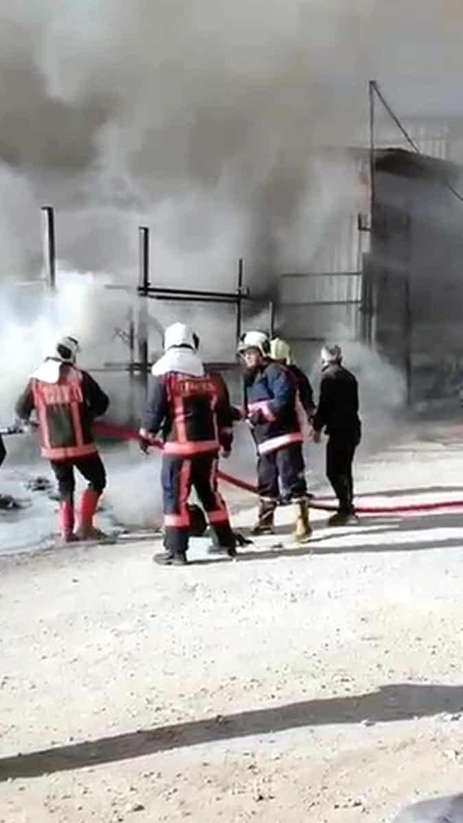 İhbar üzerine bölgeye çok sayıda itfaiye, sağlık ve polis ekibi sevk edildi.