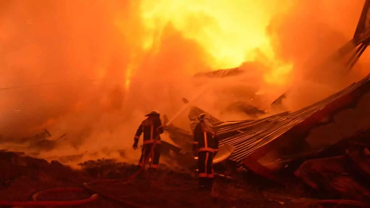 Ankara'da 2 katlı sunta deposunda yangın