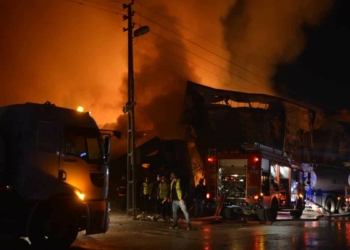 Ankara'da 2 katlı sunta deposunda yangın