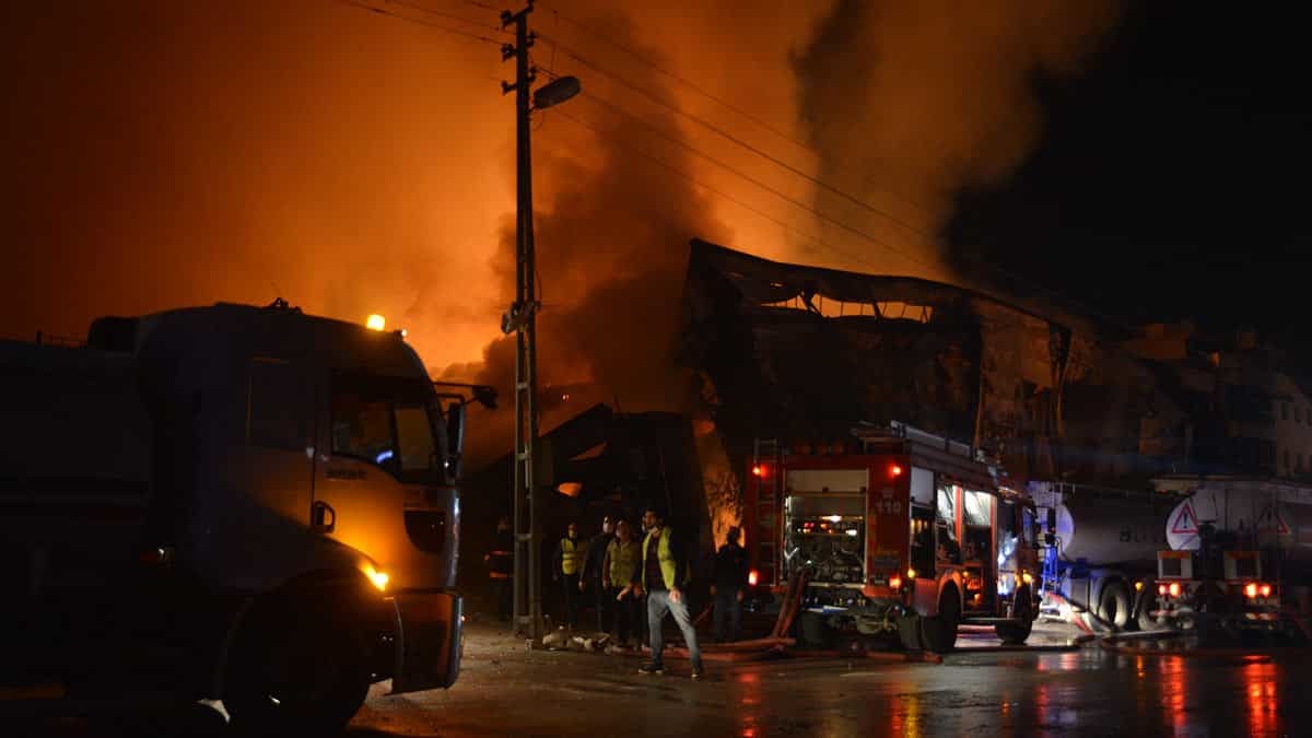 Ankara'da 2 katlı sunta deposunda yangın