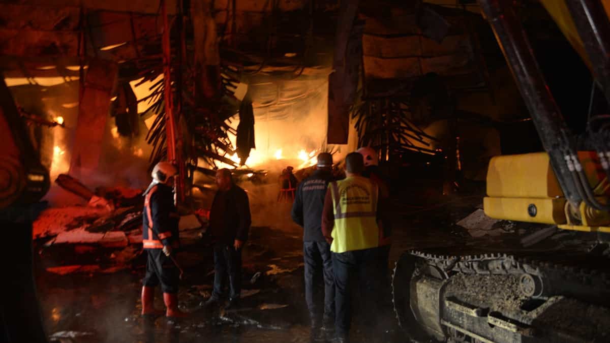 Ankara'da 2 katlı sunta deposunda başlayıp, arkasındaki 4 katlı apartmana ve bitişiğindeki iş yerine sıçrayan yangın paniğe neden oldu.