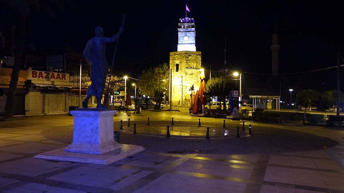 Antalya'da cadde ve sokaklar sessizliğe büründü