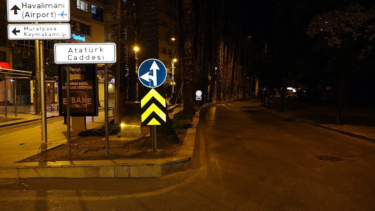 Koronavirüsle mücadele kapsamında alınan kararlar doğrultusunda tüm Türkiye'de saat 20.00 itibarıyla sokağa çıkma kısıtlaması uygulandı.