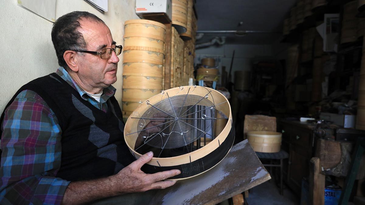 Antalya'nın son elek ustası Şemsettin Suzan (63), 40 yıldır demir tellere yön veriyor.