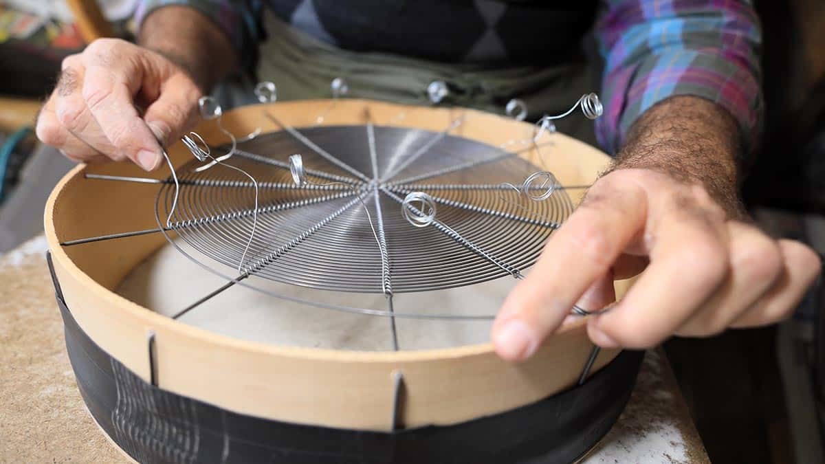 Antalya'nın son elek ustası Şemsettin Suzan (63), 40 yıldır demir tellere yön veriyor.