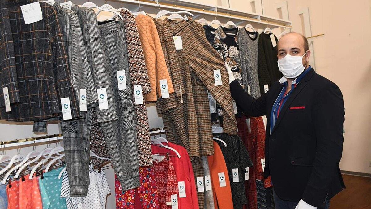 Tekirdağ'ın Çerkezköy ilçesinde bir tekstil firması, artan koronavirüs salgınında virüslere karşı yüzde 98 etkili olduğu belirtilen antiviral kumaştan maske, maskeli fular ile yetişkin ve çocuk kıyafetleri üretimine geçti. Maskeli fular ve giysiler, Türkiye ile Avrupa ülkelerinden yoğun talep aldı.