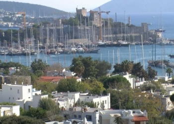 Milli Eğitim Bakanı Ziya Selçuk'un eğitime bir haftalık ara verileceğini açıklamasının ardından, turizmin gözde merkezlerinden Bodrum'da ara tatil hareketliliği başladı.