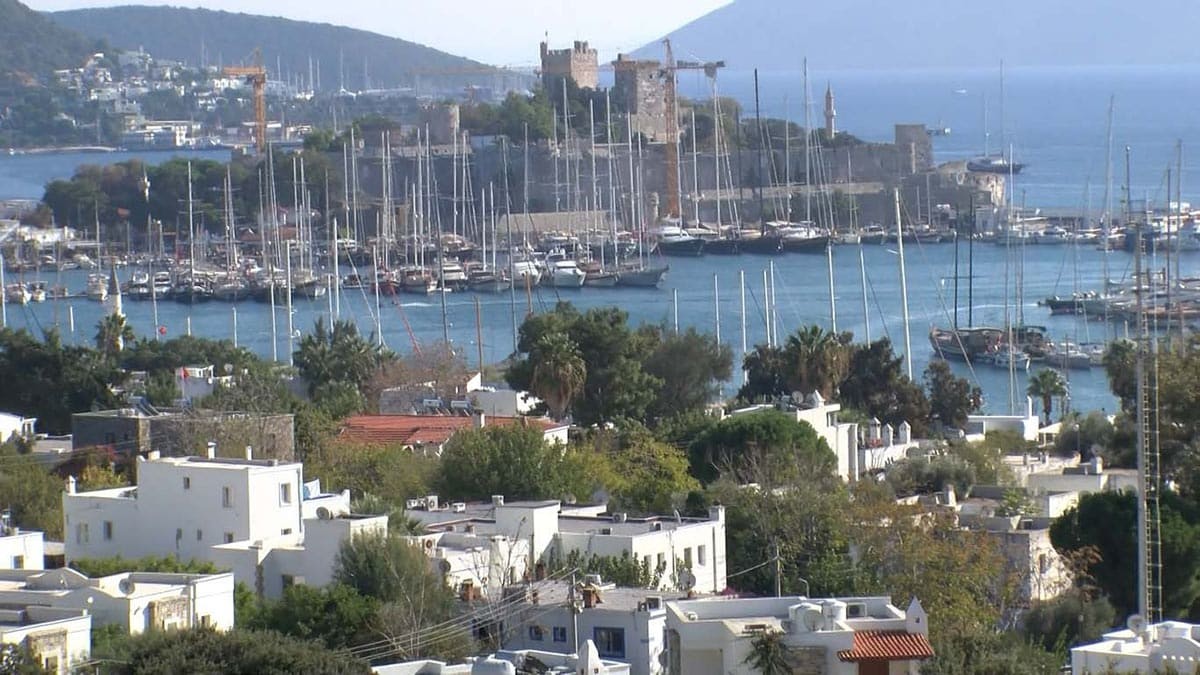 Milli Eğitim Bakanı Ziya Selçuk'un eğitime bir haftalık ara verileceğini açıklamasının ardından, turizmin gözde merkezlerinden Bodrum'da ara tatil hareketliliği başladı.