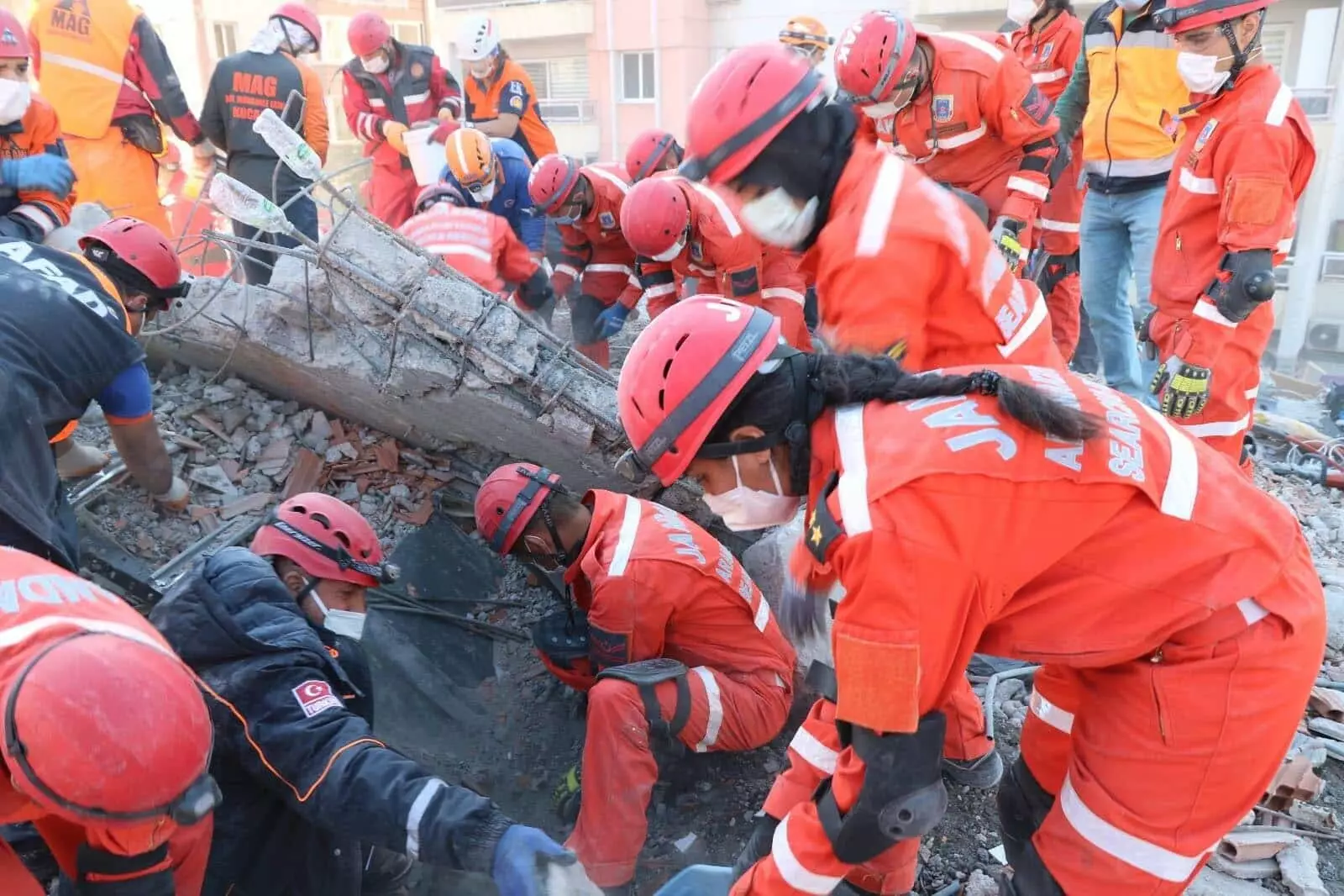 İzmir'in seferihisar ilçesi açıklarında meydana gelen 6. 6 büyüklüğündeki deprem sonrası yıkılan binaların enkazında arama kurtarma çalışmaları sona erdi.