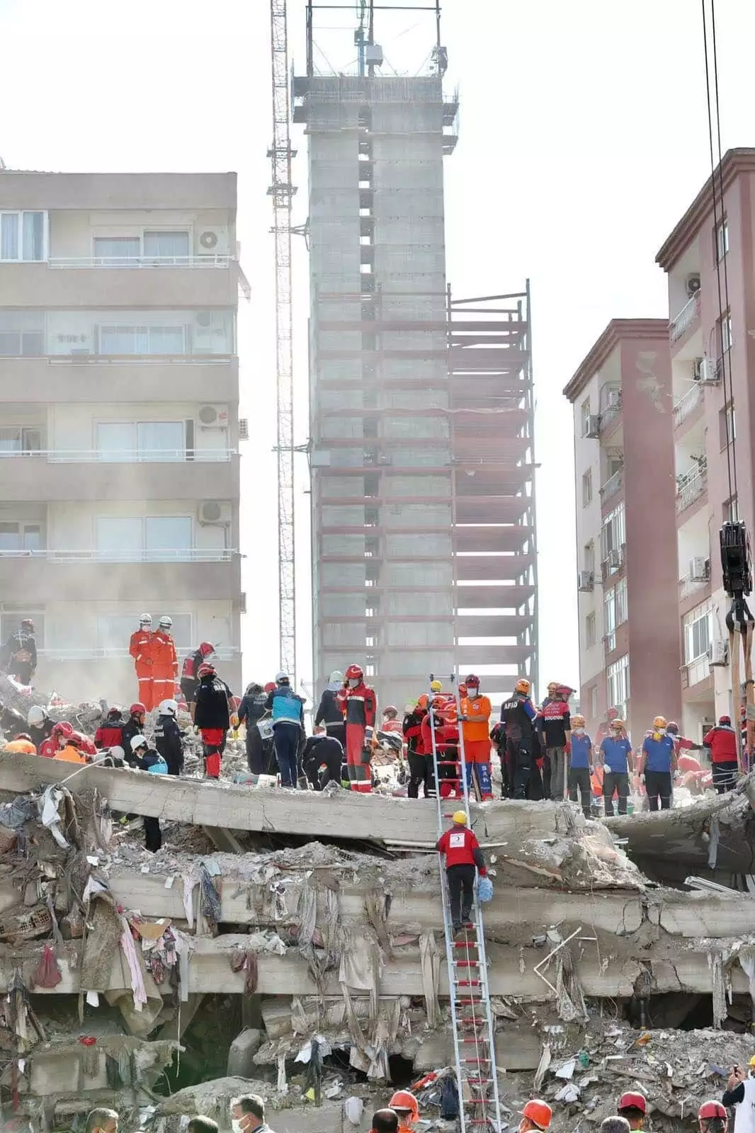 Bölgedeki çalışmalarda afad, jak, stk’lar ve belediyelerden toplamda 7 bin 828 personel, 21 arama kurtarma köpeği ile bin 111 araç görev aldı.