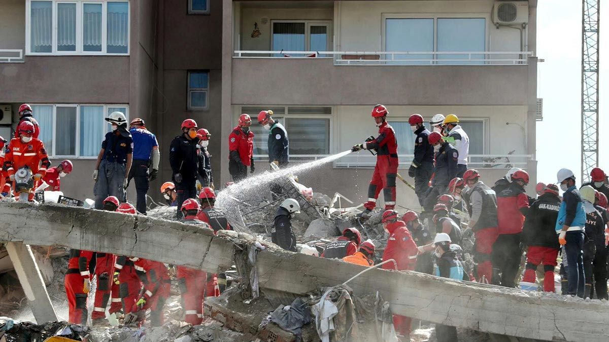 Bölgedeki çalışmalarda AFAD, JAK, STK’lar ve belediyelerden toplamda 7 bin 828 personel, 21 arama kurtarma köpeği ile bin 111 araç görev aldı.