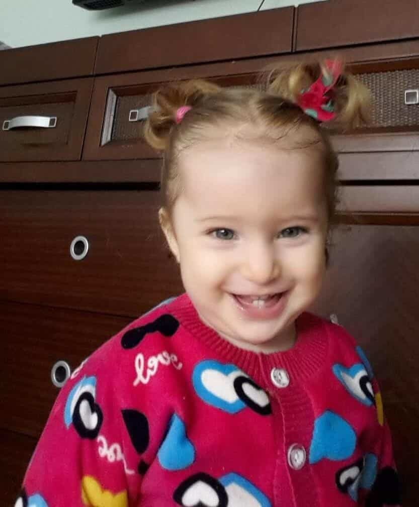 Doğanlar Apartmanı'nın enkazından 65 saat sonra kurtarılan 3 yaşındaki Elif Perinçek ile Rıza Bey Apartmanı'nın enkazından 91 saat sonra kurtarılan aynı yaştaki Ayda Gezgin, depremin simgesi oldu.