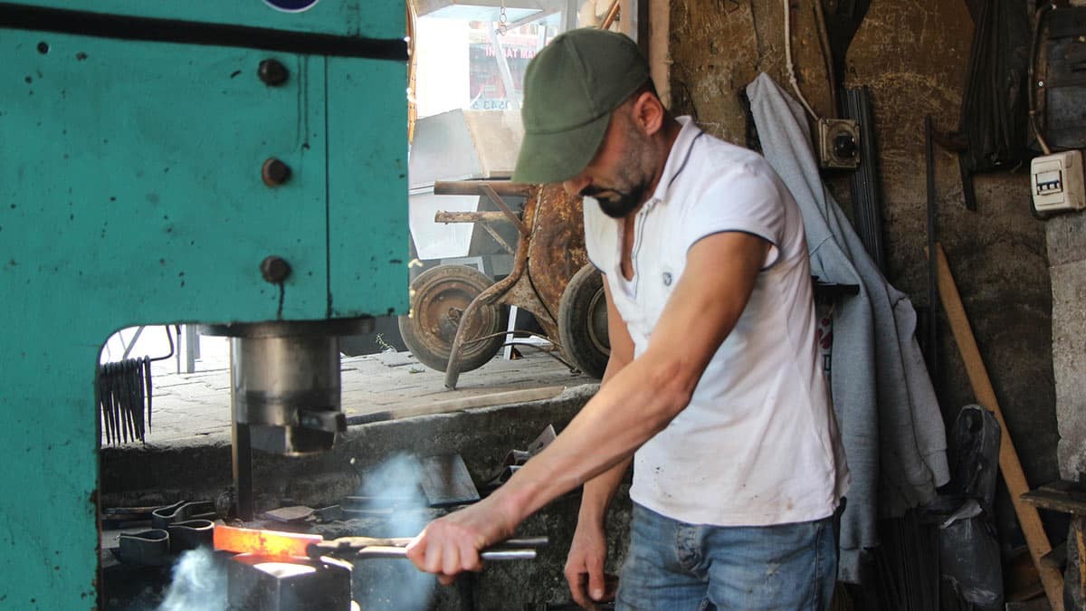 Sıcak demirin son temsilcileri olan ustalar, ata yadigarı mesleklerinin devam etmesi için yıllardır demire şekil veriyor.