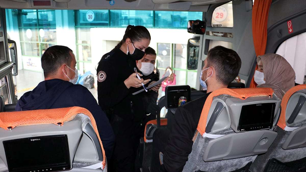 Ankara Şehirlerarası Terminal İşletmesi'nde AŞTİ 400 polisle denetim yapıldı.