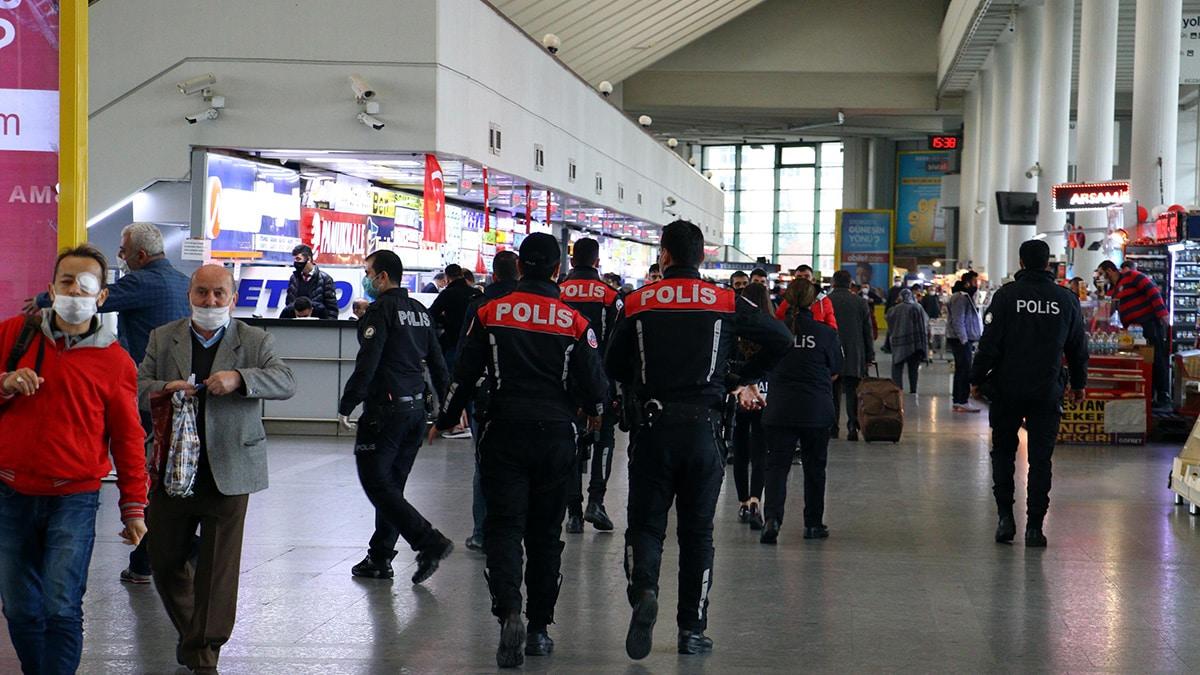 Ankara Şehirlerarası Terminal İşletmesi'nde AŞTİ 400 polisle denetim yapıldı.